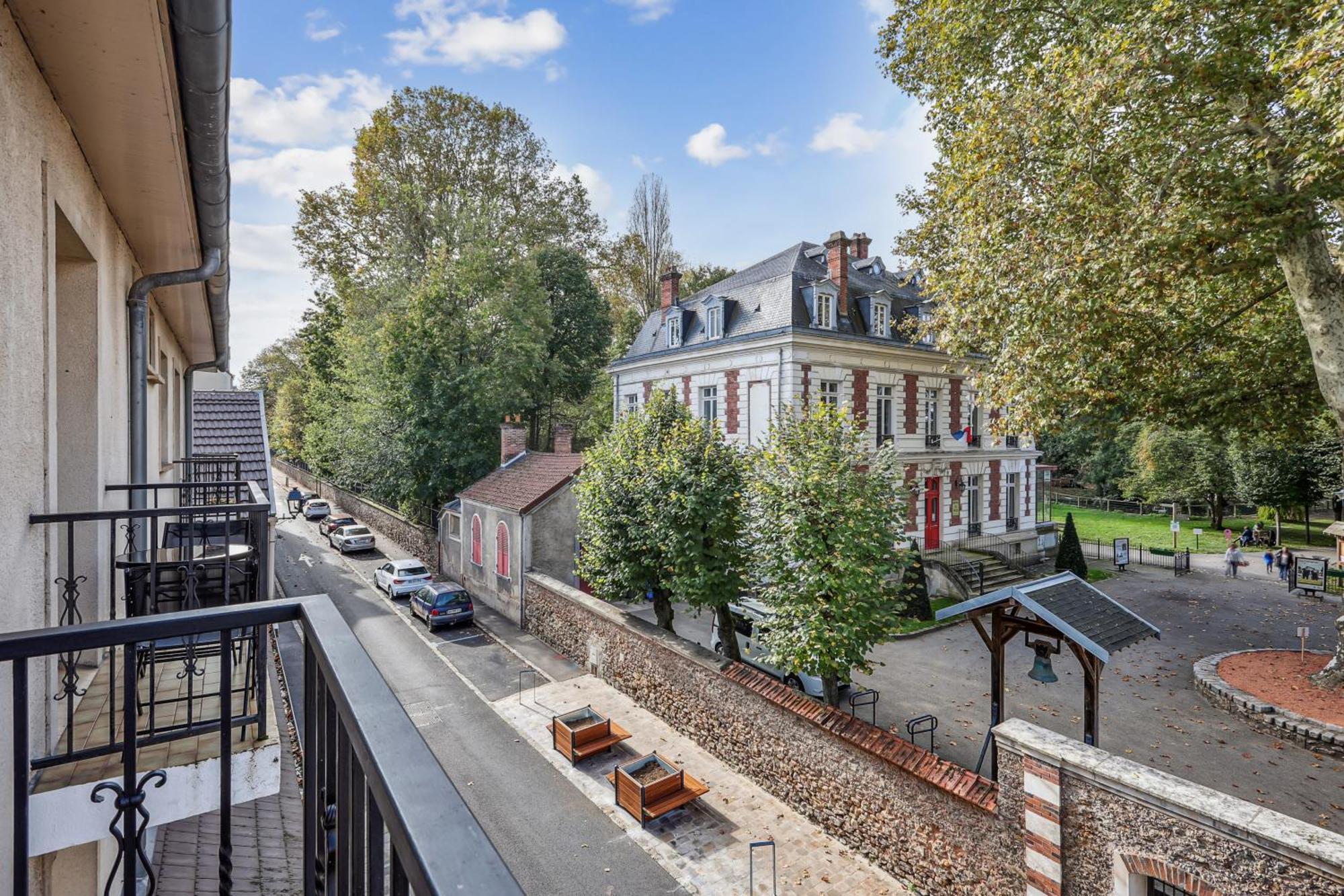 Studio Avec Jacuzzi & Vue Sur Le Parc Soubiran Dammarie-lè-Lys Exteriör bild